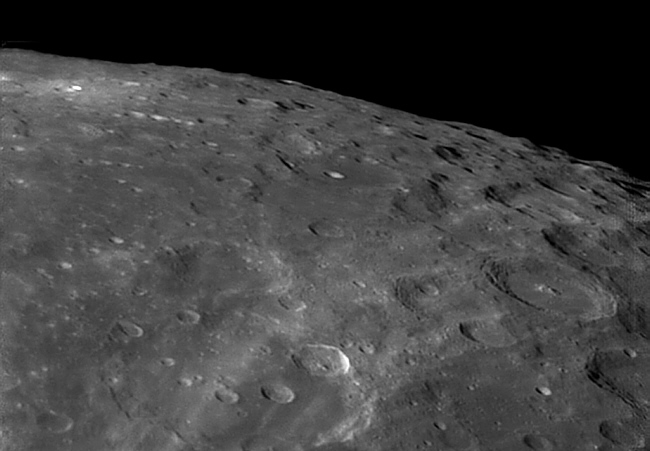 Ein beeindruckender Blick zum Mondrand