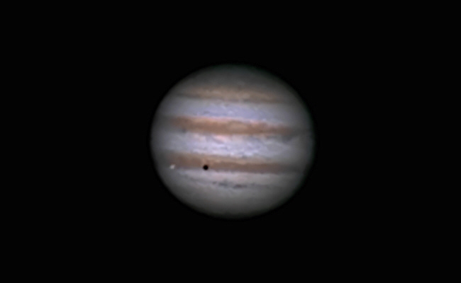Eine Sonnenfinsternis auf Jupiter – Mond Io im Transit fotografiert