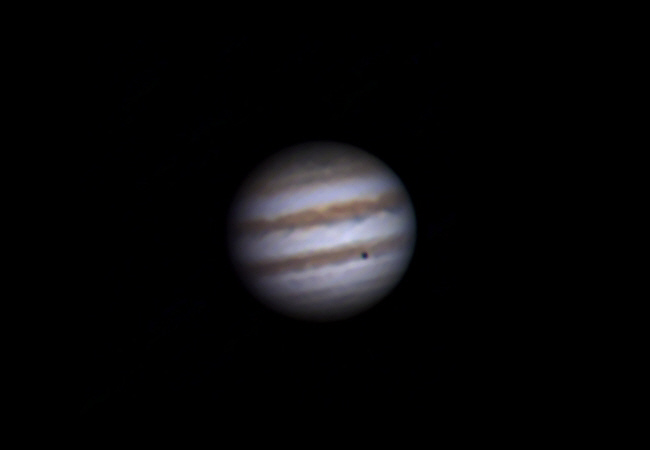Eine Sonnenfinsternis auf Jupiter – Mond Io im Transit fotografiert