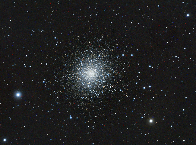 Kugelsternhaufen Messier 13 mit dem Astrographen abgebildet