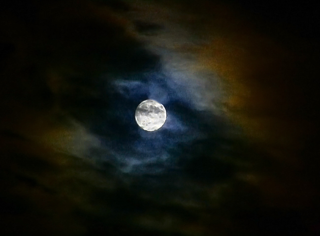 Ein ganz normaler “Super”-Vollmond in schönen Wolken